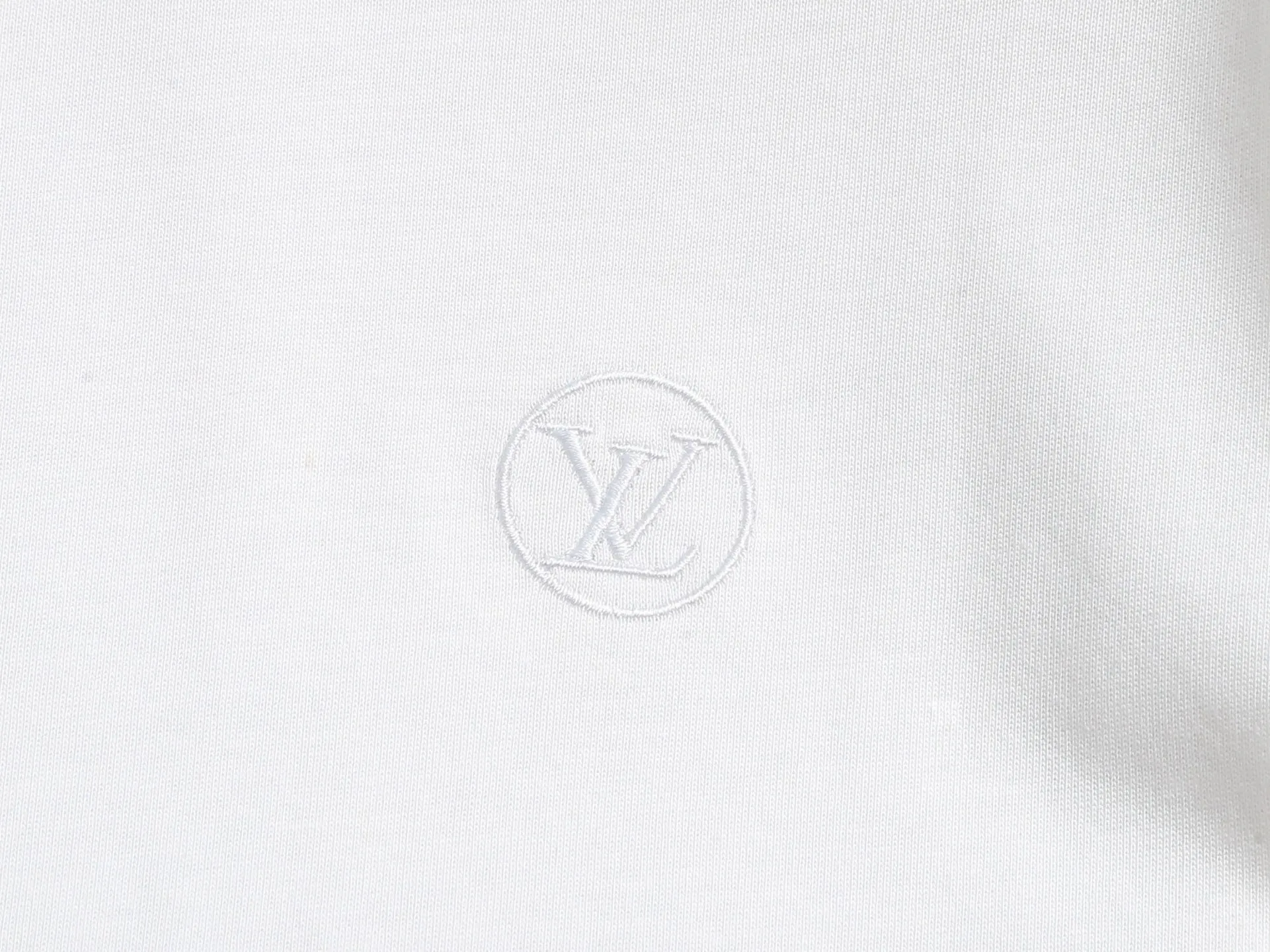 🅿️170 Louis Vuitton Louis Vuitton 1V slightly wide version XS-L 25SS LV new product counter catwalk model with leather letter logo embroidery on the front and back, same style for men and women! Short-sleeves are not the same as the general public, but must be unique and eye-catching. This LV short-sleeves is all about quality, comfort, consistent style, fashion, including fabrics and cutting techniques, all of which have been made with great effort! 320 grams of washed pure cotton fabric, pure cotton is breathable, very refreshing and comfortable for daily wear. The rib knitting on the neckline is smooth and tight, and the neckline will not be skewed if you toss it at will. The loose version, you will find that it looks really good on the upper body. The overall is minimalist and neat, super versatile for daily use! Pair it casually with a pair of pants for a youthful look. A T-shirt will make your outfit crazy. It is a fashionable item that can never go wrong! Color: Black White Size: XS-L Size chart: